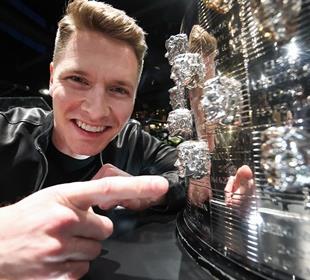 Indy Winner Newgarden Unveils Image on Borg-Warner Trophy